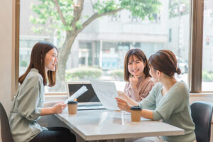 女性のインタビューや対話を通じて顧客インサイトを分析するマーケティングリサーチのイメージ